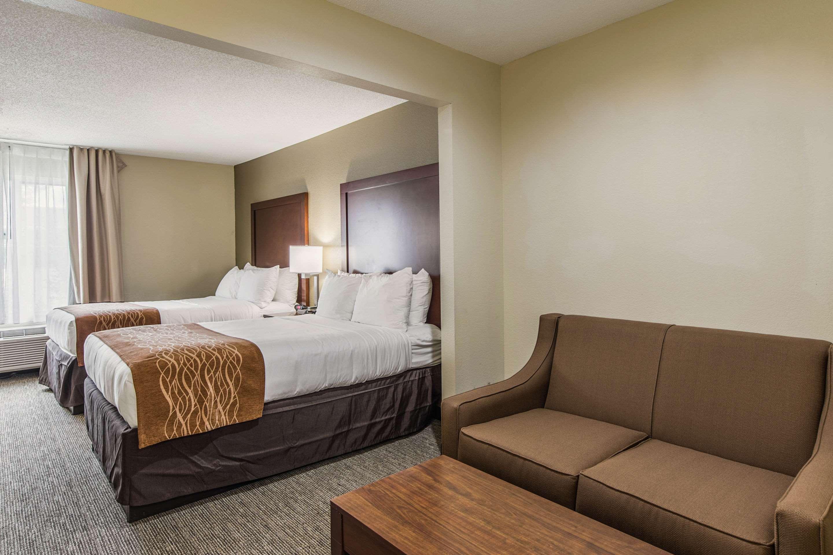 Comfort Inn & Suites Greenwood Near University Bagian luar foto